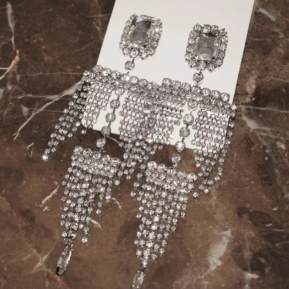 🆕 Hyperbole Dangle Statement Earrings - Picture 5 of 6